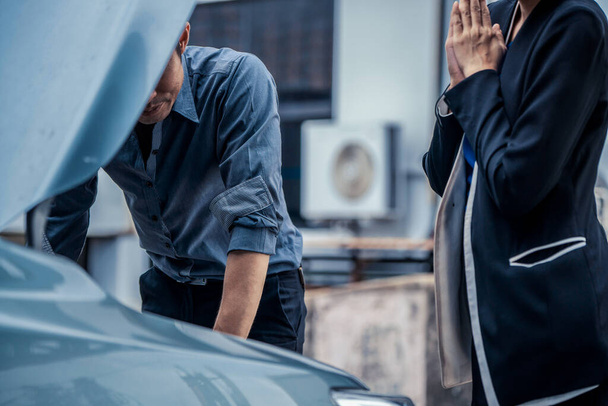 Man help woman fix the car problem. - Valokuva, kuva