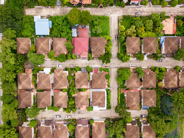 Снимок беспилотного летательного аппарата пригородной зоны в окружении зеленой экологически чистой среды для строительства жилого комплекса с верхнего угла - Фото, изображение