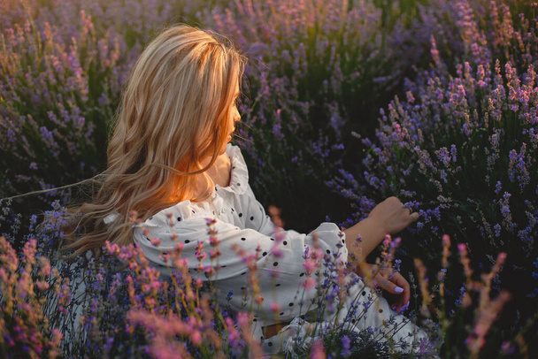 Woman in a white dress in a lavender field - Foto, afbeelding