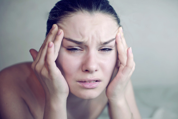 kobieta o migrenie. głowy gospodarstwa głowa w bólu - Zdjęcie, obraz