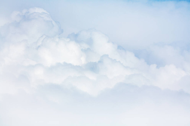 Beyaz tüylü bulut dokusu, büyük yumuşak mavi kümülüs bulutları yakın plan, bulutlu gökyüzü arkaplanı, güzel bulutlu gökyüzü arkaplanı, güneşli bulutlu cennet manzarası, bulutlu hava manzarası, kopyalama alanı - Fotoğraf, Görsel