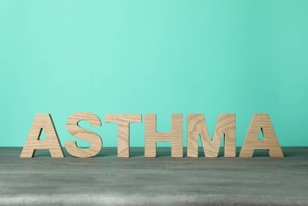 Text Asthma aus Holzbuchstaben vor mint Hintergrund - Foto, Bild