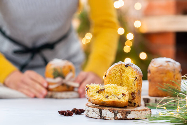 Hagyományos olasz karácsonyi torta Panettone ünnepi dekorációval  - Fotó, kép