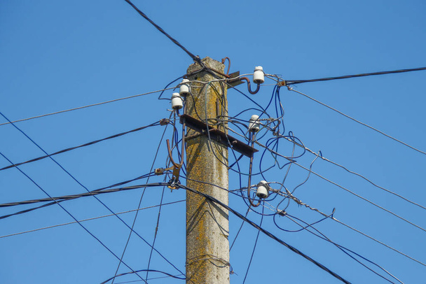 Kabels en elektriciteitsleidingen op de paal - Foto, afbeelding