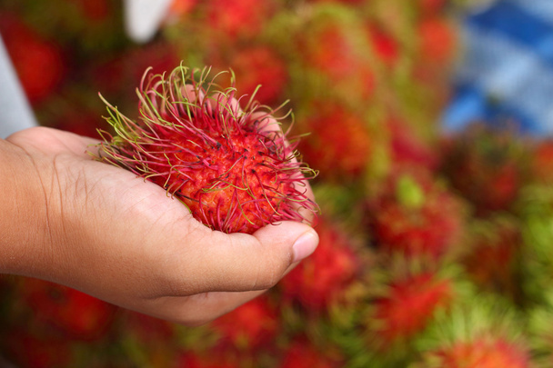 Rambutan di frutta dolce sul mercato
 - Foto, immagini