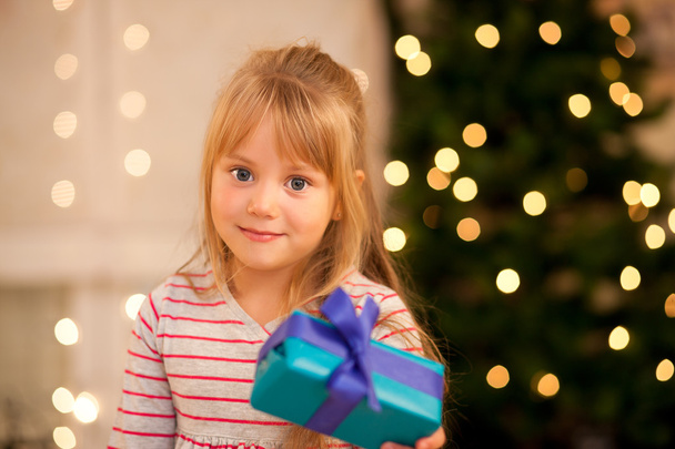 Chica delante de un árbol de navidad
 - Foto, imagen