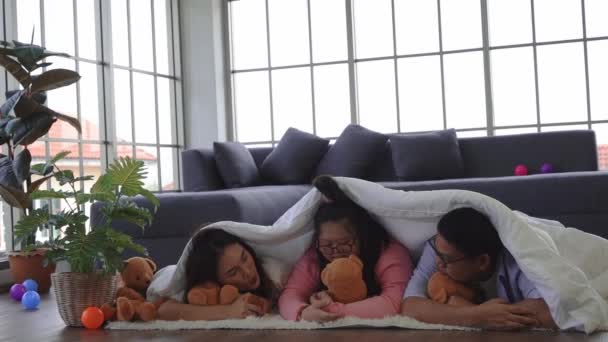 Счастливая семья с аутизмом девочка весело играет под одеялом на полу с игрушками. Концепция семейного ухода за инвалидами. - Кадры, видео