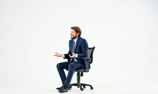 бизнесмен в костюме сидит в студии эмоций стула - Фото, изображение