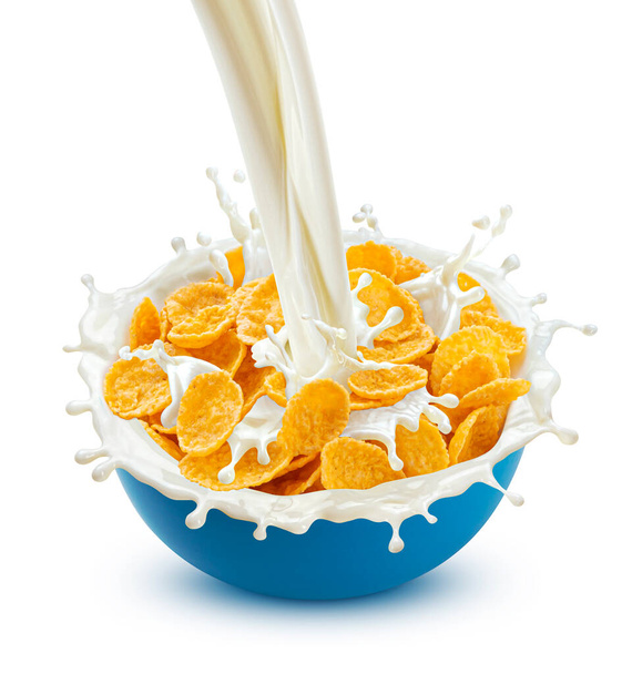 Płatki kukurydziane z mlekiem wyodrębnionym na białym tle - Zdjęcie, obraz