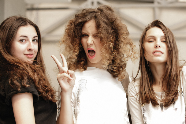 τρία αστεία όμορφα κορίτσια κάνουν αυτο φωτογραφία - Φωτογραφία, εικόνα