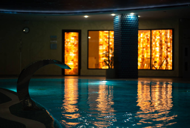 Εσωτερική πισίνα στο σπα. Χαλάρωσε, αμυδρό φως - Φωτογραφία, εικόνα