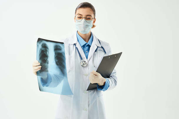mujer médico en batas blancas medicina hospital radiografías diagnóstico - Foto, imagen