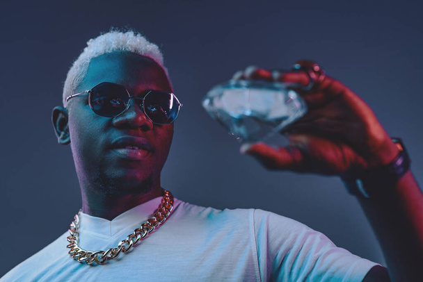 Rich african man with white hairs holding diamond - 写真・画像