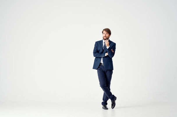 homem de casaco e gravata posando escritório executivo Estúdio - Foto, Imagem