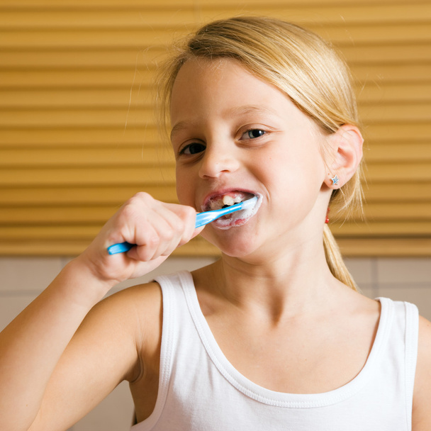 Girl brushing her teeth - Fotoğraf, Görsel