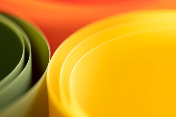 abstrato vibrante cor curva fundo, criativo gráfico papel de parede com laranja, amarelo e verde para apresentação, conceito de movimento dinâmico e espaço, dobrando folhas de plástico, foco seletivo - Foto, Imagem