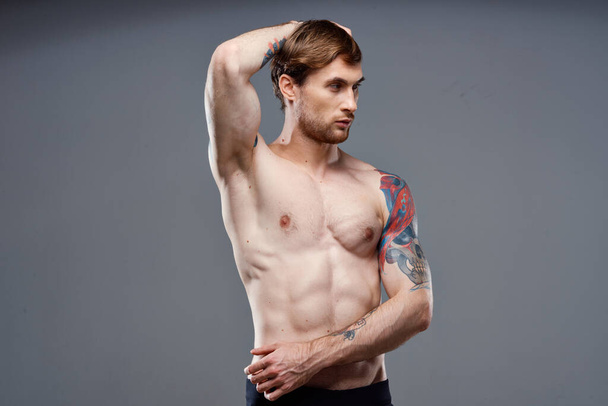 спортивний чоловік м'язисте тіло тренування татуювання на руках
 - Фото, зображення