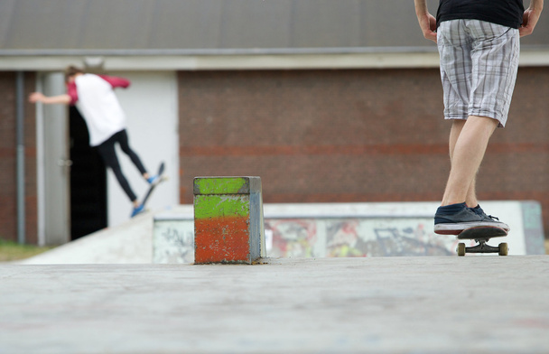 Due skateboarder allo skatepark
  - Foto, immagini