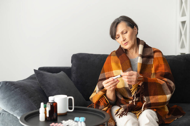 Elderly woman has cold and flu - Foto, Imagem