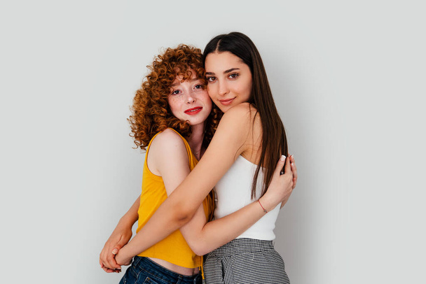 Dos mujeres abrazándose unas a otras. Relación entre amigos o amantes.  - Foto, imagen