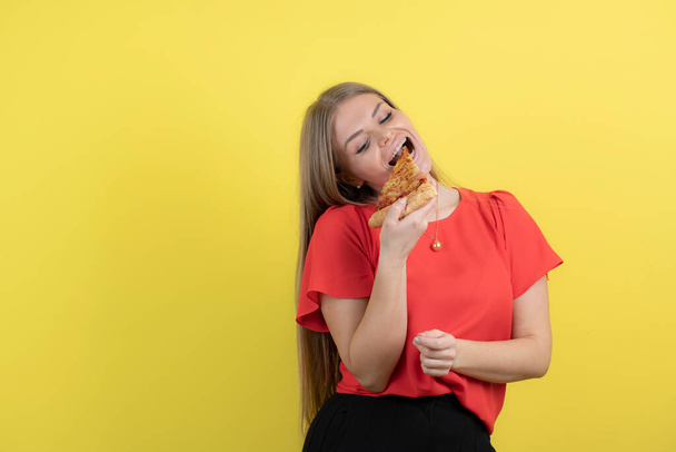 Imagem de mulher sedutora comendo um pedaço de pizza deliciosa. Foto de alta qualidade - Foto, Imagem