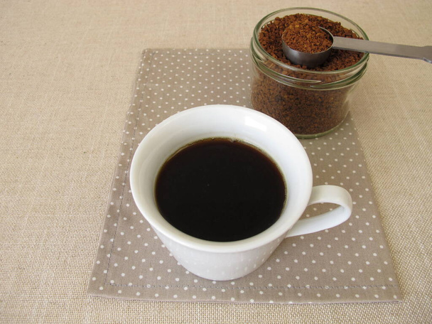 Eine Tasse Instant-Kaffee aus löslichem Bohnenkaffee - Foto, Bild