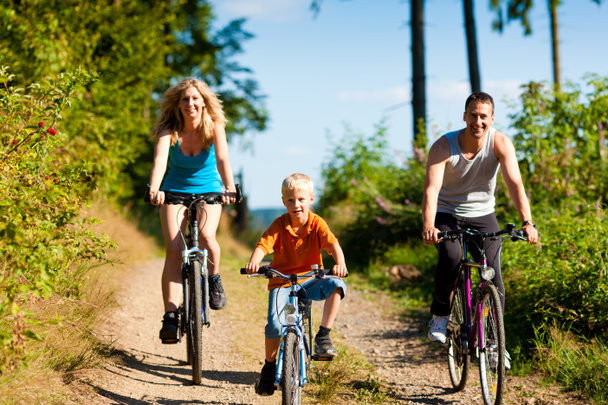 Aile ile çocuk bisiklet üzerinde - Fotoğraf, Görsel