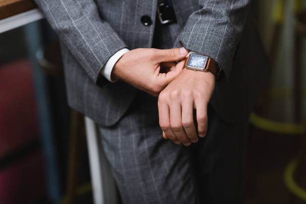 vue recadrée de jeune homme d'affaires dans l'usure formelle ajustement montre-bracelet  - Photo, image