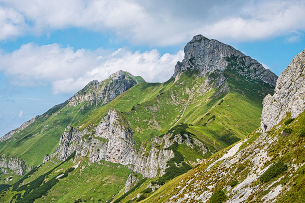 Zdiarska vidla et Havran culminent dans la montagne Belianske Tatras, en Slovaquie. Scène naturelle saisonnière. Destination de voyage. - Photo, image
