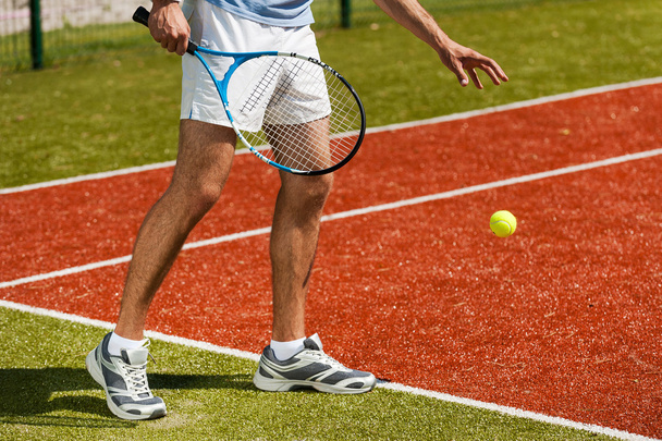 Tennis player preparing to serve ball - Foto, immagini