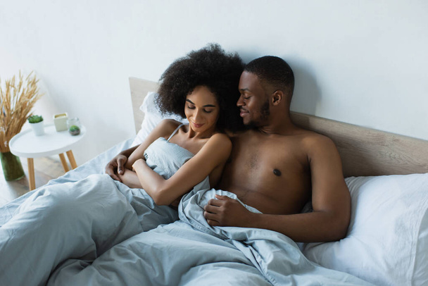 アフリカ系アメリカ人男巨大ガールフレンドでベッドルーム  - 写真・画像