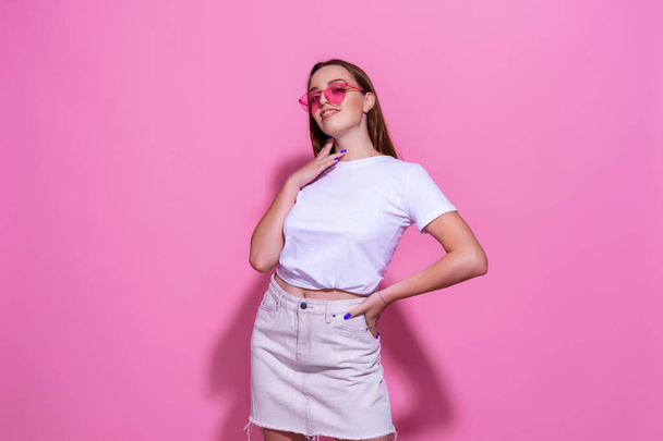 Young woman over isolated pink background with glasses - Valokuva, kuva