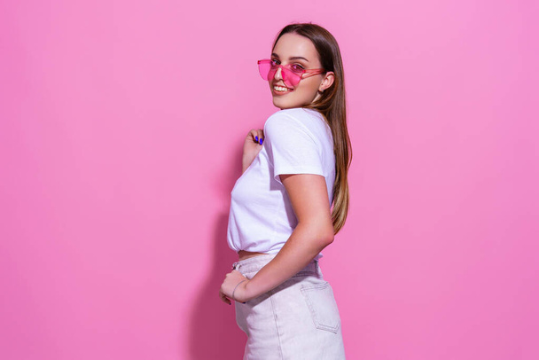 Young woman over isolated pink background with glasses - Foto, immagini