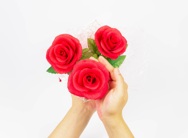 una de las tres rosas rojas flor en la mano con fondo blanco, hermosa elegancia rosas rojas flor de amor inspiración en aniversario - Foto, imagen