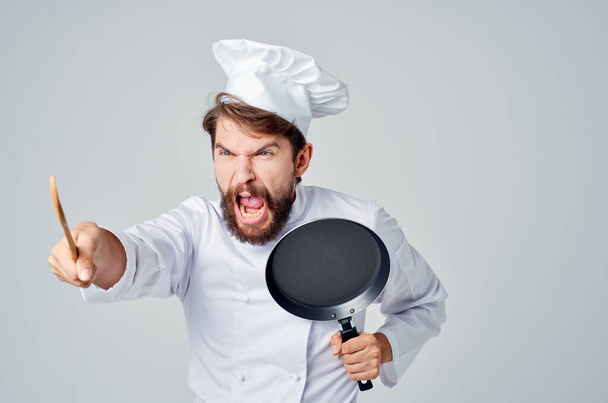 Chef masculin joyeux au restaurant d'ustensiles de cuisine - Photo, image