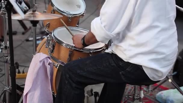 Perkusista podczas ulicy koncertowej w Mediolanie - Materiał filmowy, wideo