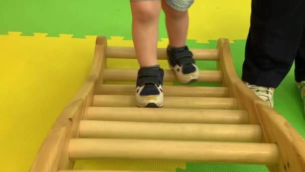 Childs jalat sininen lenkkarit liikkua erityinen simulaattori palauttaa terveyden - Materiaali, video
