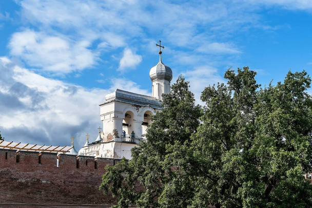 Russia, Veliky Novgorod, August 2021. View of the bell tower of the Cathedral of St. Sophia and tourists on it. - Fotoğraf, Görsel