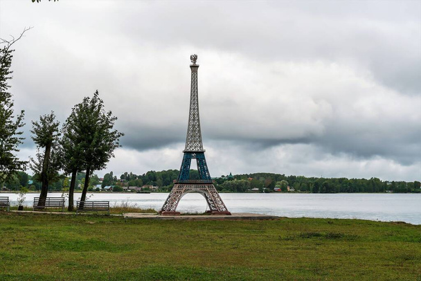 Russia, Valdai, August 2021. An interesting copy of the Eiffel Tower in the city park of the lake. - Fotoğraf, Görsel