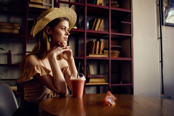 Χαρούμενη γυναίκα με ποτό στη μόδα του καφέ. Υψηλής ποιότητας φωτογραφία - Φωτογραφία, εικόνα