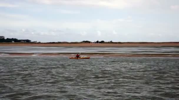 EL PUNTAL, SOMO, ESPANHA - AGOSTO, 20: Kayaker remo no mar Cantábrico em 20 de agosto de 2016
 - Filmagem, Vídeo