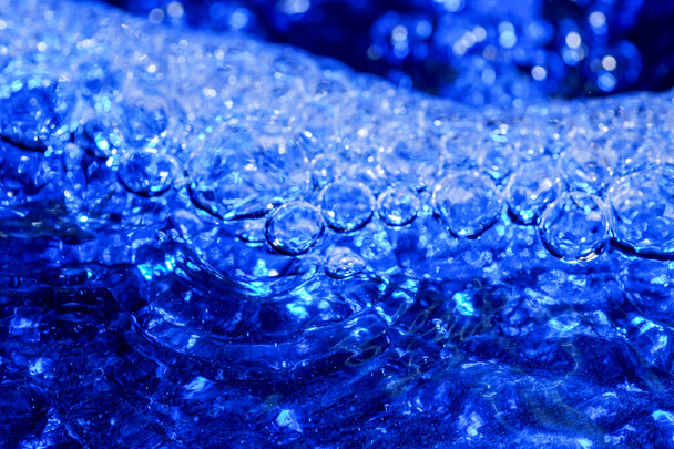 Textura abstrata arte azul fundo de água com bolhas de ar close-up macrofotografia - Foto, Imagem
