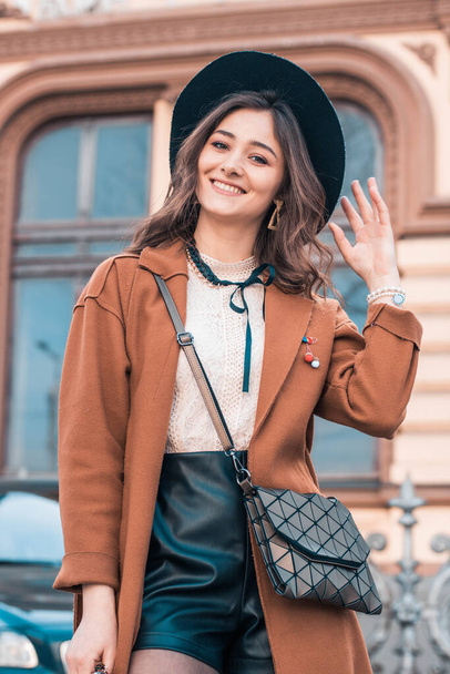 Girl in the city. Autumn clothes. Girl with hat. Girl smiles with hat - Foto, Imagen