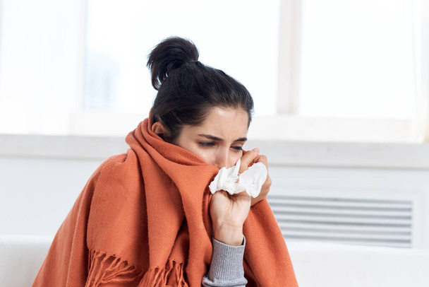 жінка з холодним покриттям з ковдрою, що сидить вдома лікування
 - Фото, зображення