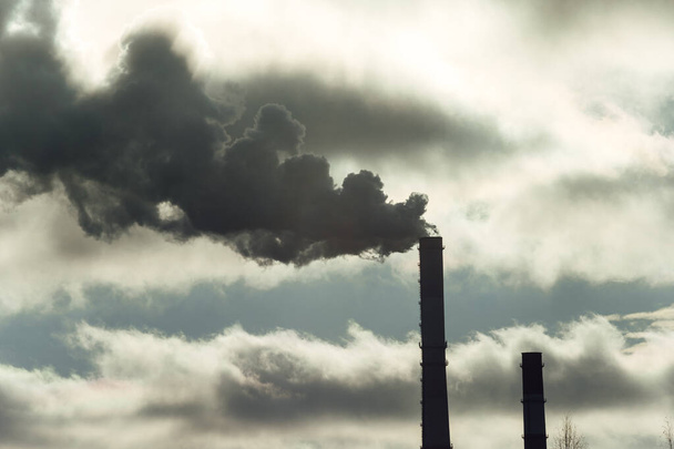 工場の煙突の喫煙。大気中の二酸化炭素排出による汚染です。大気中への有害な排出物。温室効果ガスを排出し - 写真・画像