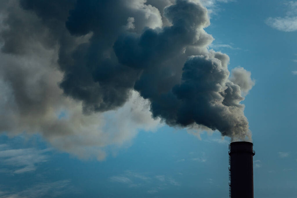 kouření komínů továren. znečištění ovzduší emisemi a oxidem uhličitým. škodlivé emise do ovzduší. skleníkové plyny z lidské činnosti - Fotografie, Obrázek