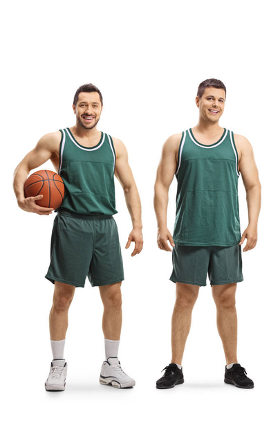 Два баскетболиста позируют с шаром на белом фоне - Фото, изображение