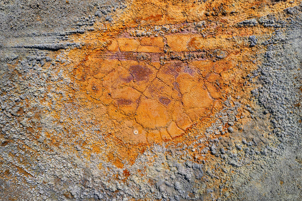 Piscina oxidada seca con huellas de neumáticos y textura de tierra contaminada gris áspera de mina de pirita abandonada - Foto, Imagen
