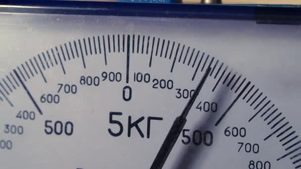 A régi mechanikai mérlegek mozgó nyila az élelmiszer-összetevők súlyát mutatja - Felvétel, videó