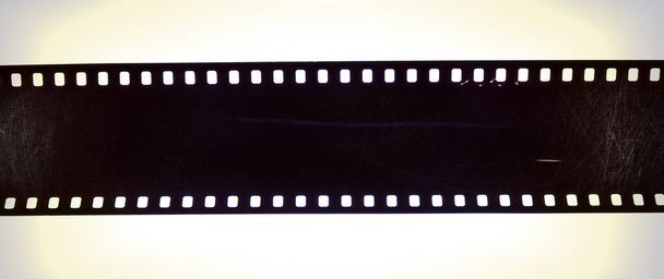 35mm negatieve filmstrip op witte achtergrond - Foto, afbeelding